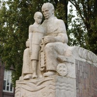 Statue on the Lyceumbrug near Olympiaplein