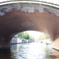 Under a bridge, entrance to the Nieuwe Prinsengracht