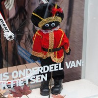 Zwarte Piet in the Giant bicycle store window