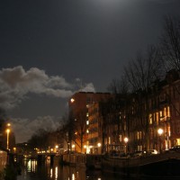 Kijk de maan! The moon is full tonight, and making shadows on the clouds.