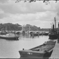 Magere brug and punter boat, photographed by Eilers April of 1909