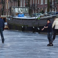 Ice skating on the Amsterdam canals, Nieuwe Prinsengracht