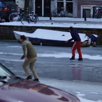 Enthusiastic race on the frozen Prinsengracht canal.