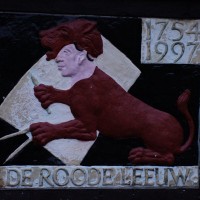 The Red Lion, but with a man's face and architechts tools