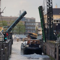 Houseboat passing the open Scharrelbierbrug