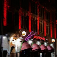 JantjesVerjaardag building on Reguliersbreestraat underlit with red lights